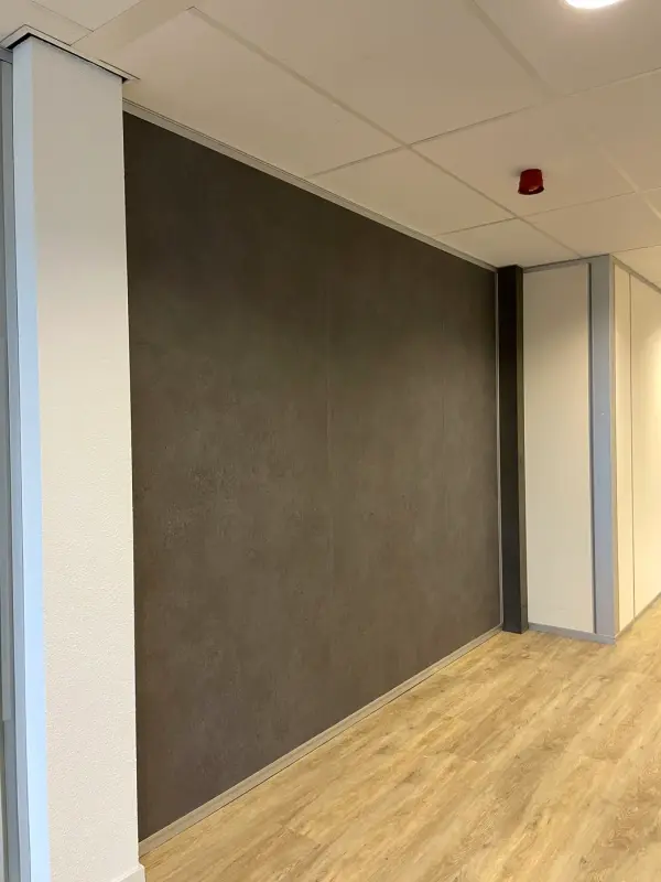 Wand in houtlook achter planten, met tl-verlichting erboven