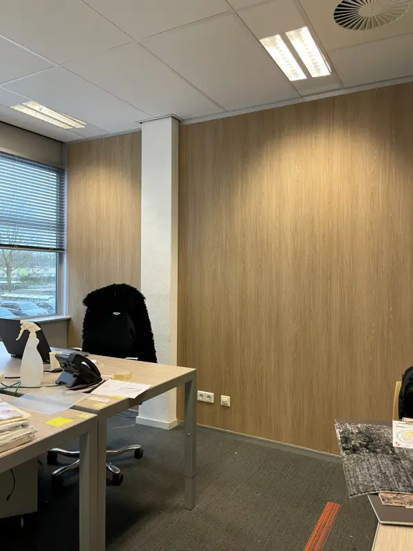 Hoek van een kantoor met een wand in houtlook
