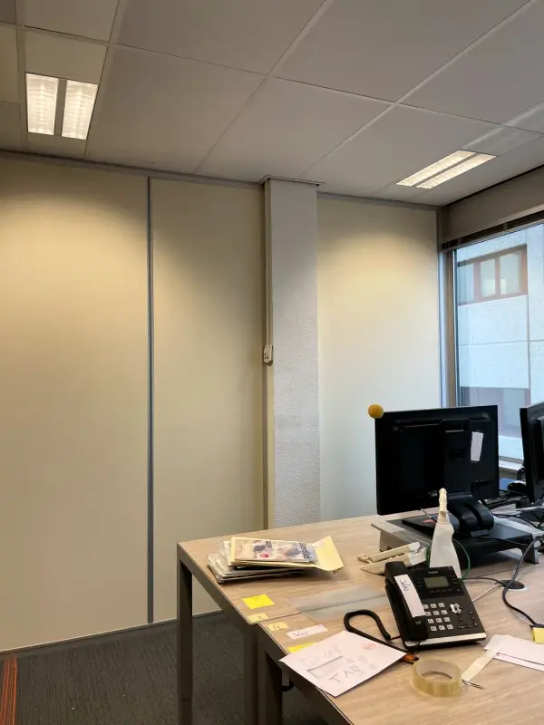Werkplekken voor een wand in houtlook
