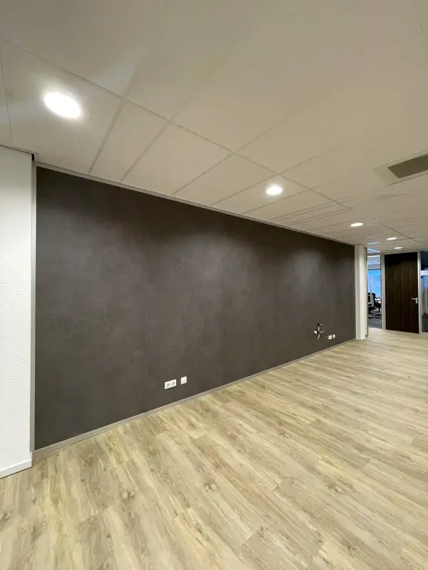 Bureau voor een wand en kast in lichte houtlook