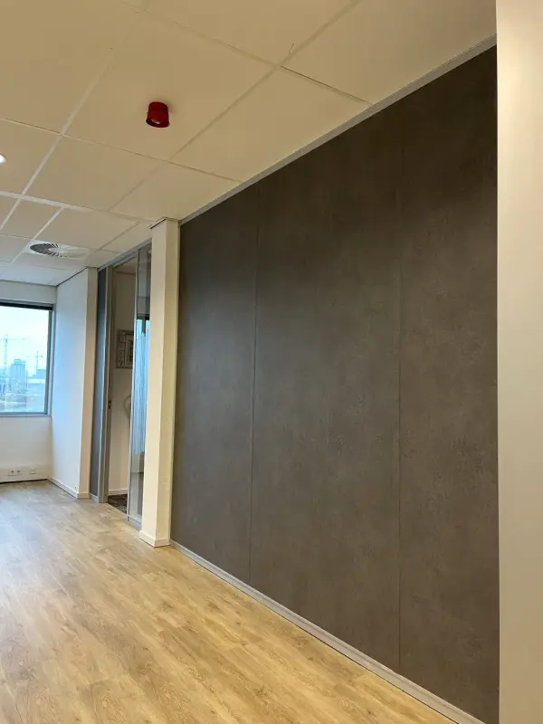 Lange kantoorwand in donkere steenlook