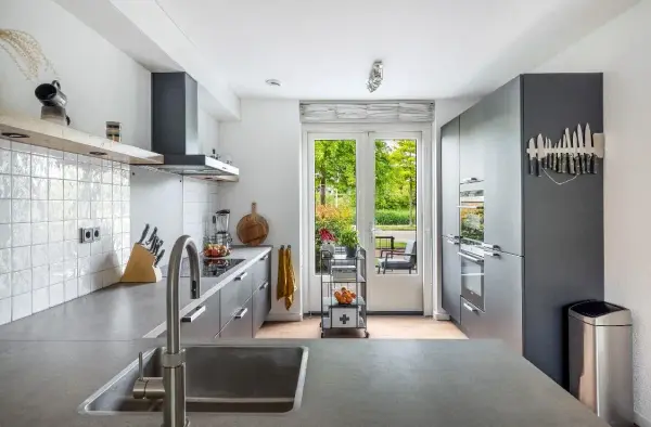 Keuken in Zwijndrecht met tuindeuren en kookeiland