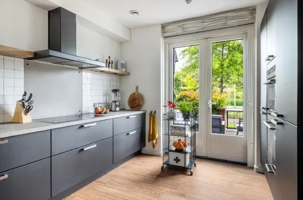 Keuken met antraciet fronten en tuindeuren