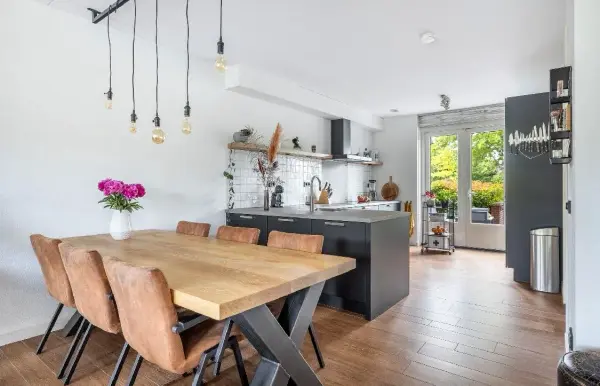 Eettafel met de keuken op de achtergrond